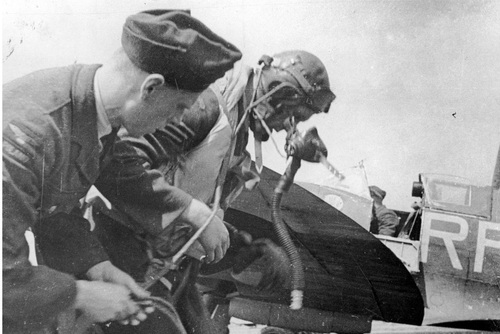 Pilot i mechanik polskiego dywizjonu myśliwskiego 303 w Northolt przy samolocie „Spitfire” (fot. ze zbiorów NAC)