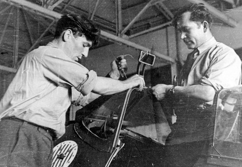 Mechanicy polskiego dywizjonu myśliwskiego 303 w Northolt w trakcie pracy przy samolocie „Spitfire” (fot. ze zbiorów NAC)