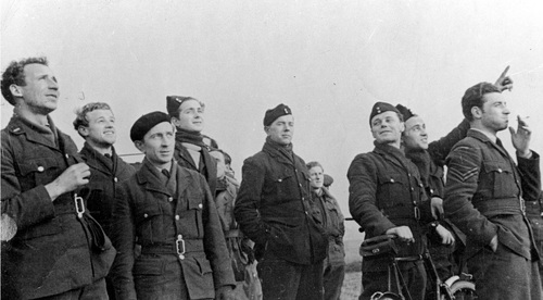 Piloci i obsługa techniczna polskiego dywizjonu myśliwskiego 303 w Northolt (fot. ze zbiorów NAC)