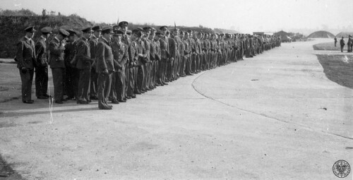 Polscy lotnicy na lotnisku Northolt (fot. z zasobu AIPN)