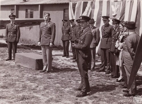 Spotkanie lotników Dywizjonu 303 z lotnikami amerykańskimi (fot. z zasobu IPN, kolekcja Stowarzyszenia Weteranów Armii Polskiej)