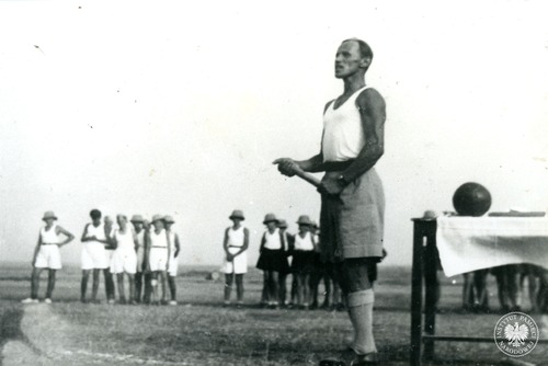 Antoni Maniak, trener osiedlowy, były piłkarz Pogoni Lwów, podczas Szkolnych Igrzysk Sportowych. Osiedle Dzieci Polskich w Balachadi, 1945 r. (fot. z zasobu AIPN)