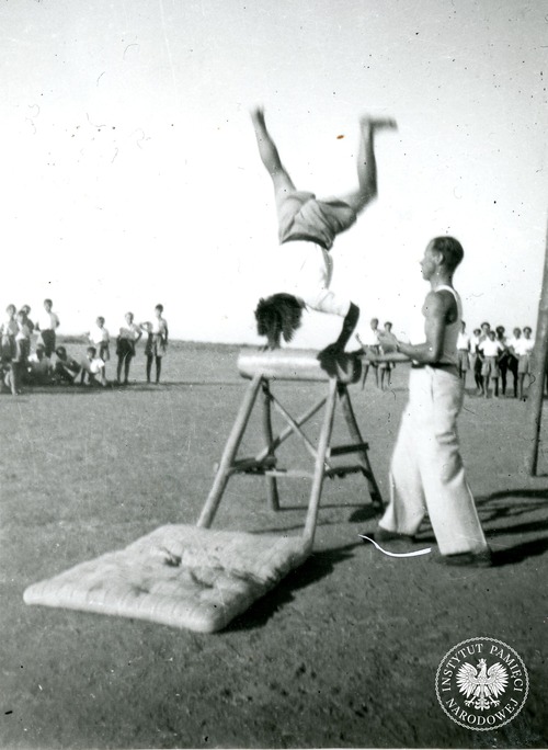 Zajęcia ze skoku przez „kozła” prowadzone przez Antoniego Maniaka. Osiedle Dzieci Polskich w Balachadi, 1942-1946 (fot. z zasobu AIPN)