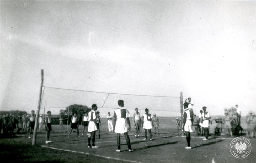 Międzynarodowy mecz w piłce siatkowej: Polska (Osiedle Dzieci Polskich w Balachadi) : Indie (Okha Navy). Osiedle Dzieci Polskich w Balachadi, 1942-1946 (fot. z zasobu AIPN)