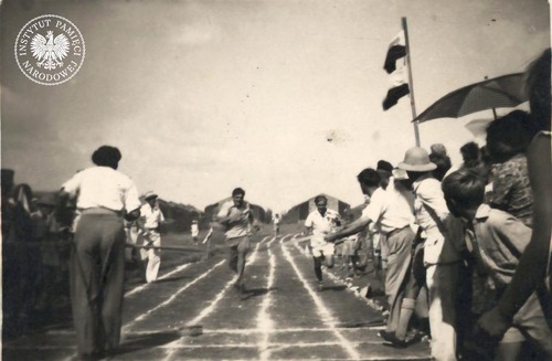 Zawody lekkoatletyczne na terenie Osiedla Polskiego w Valivade, 1944-1947 (fot. z zasobu AIPN)