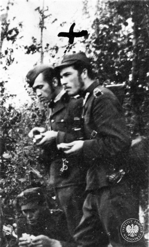 Starszy sierżant Mieczysław Dziemieszkiewicz „Rój” (pierwszy od prawej), obok stoi plut. Józef Maruszewski „Sęp”, poniżej siedzi Wacław Tekliński „Jabłoń”, 1948 r. (fot. z zasobu IPN)