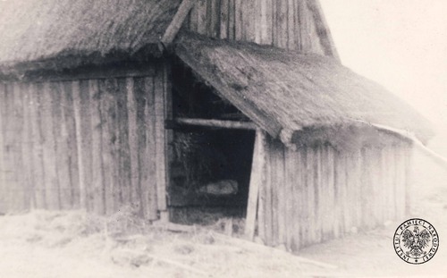 Szopa przy stodole w gospodarstwie Marii i Stefana Burkackich w Szyszkach, pow. pułtuski (fot. z zasobu IPN)