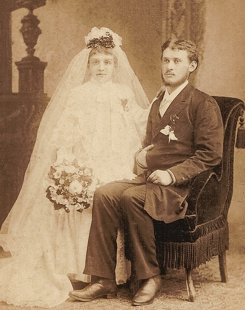 Feliksa Rogozińska wyszła za mąż za Eustachego Hałacińskiego. Panna młoda stoi, ale z powodu skoliozy jest i tak niższa od siedzącego męża (fot. z archiwum rodziny Hałacińskich)