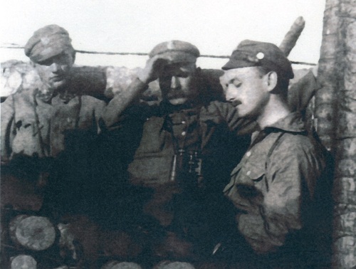 Przeszedł wraz z kolegami szlak bojowy Pierwszej Kadrowej. Andrzej Hałaciński (z prawej) był w 5 pułku piechoty Legionów – za bitwę pod Kostiuchnówką 4-6 lipca 1916 r. uhonorowano go Virtuti Militari. W środku komendant Józef Piłsudski (fot. z archiwum rodziny Hałacińskich)