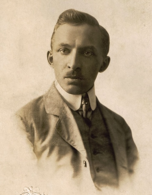 Kiedy tylko mógł zrzucał mundur i starał się zatrudnić zgodnie ze swoim wykształceniem. Andrzej Hałaciński był absolwentem Akademii Handlowej w Krakowie (fot. z archiwum rodziny Hałacińskich)