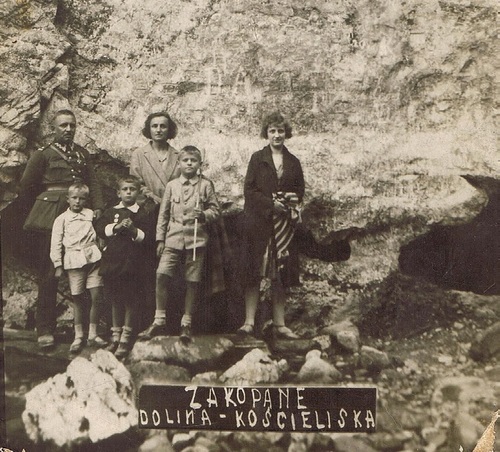 Podczas wycieczki w Tatry. Od lewej - Andrzej Hałaciński z synem Przemysławem, Halina Sikorska z synami (siostra Zofii) i Zofia Hałacińska (fot. z archiwum rodziny Hałacińskich)