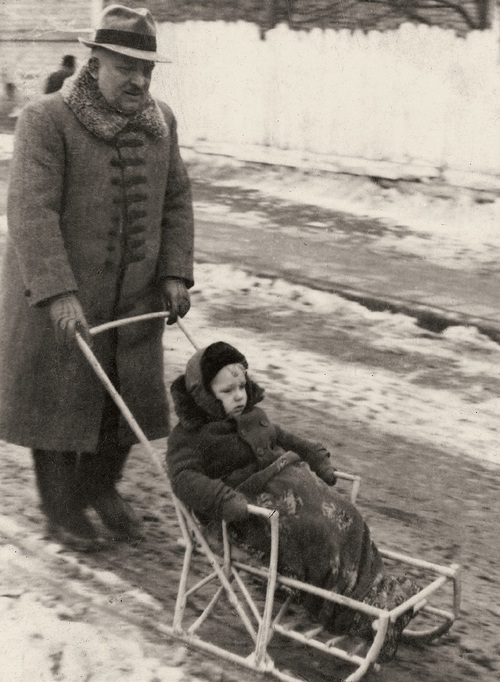 Na spacerze po ulicach Łucka z synem Bogumiłem (fot. z archiwum rodziny Hałacińskich)