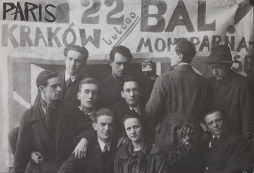 Kapiści przed wyjazdem do Paryża. Stoją z tyłu od lewej: Józef Jarema, Seweryn Boraczok, Tadeusz P. Potworowski (tyłem), Jacek Puget. Siedzą w środku od lewej: Zygmunt Waliszewski, Józef Czapski, Artur Nacht-Samborski. Siedzą w dolnym rzędzie od lewej: Jan Cybis, Hanka Cybisowa, Tytus Czyżewski, Kraków, 1924 r. (fot. ze zbiorów Biblioteki Narodowej)