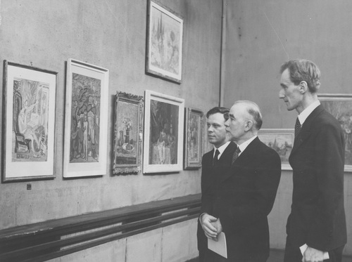 Józef Czapski (z prawej) podczas zwiedzania wystawy pośmiertnej Zygmunta Waliszewskiego oraz zbiorowej Aleksandra Rafałowskiego i Lucjana Adwentowicza w Instytucie Propagandy Sztuki w Warszawie, 26 maja 1937 r. Widoczni także (od lewej): architekt Bogdan Pniewski i wiceminister wyznań religijnych i oświecenia publicznego Józef Ujejski (fot. z zasobu NAC)
