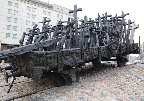 Pomnik „Poległym i Pomordowanym na Wschodzie” autorstwa Maksymiliana Biskupskiego, odsłonięty w 1995 r. Warszawa, zbieg ul. Muranowskiej i ul. Andersa, 2022 r. (fot. Piotr Życieński, IPN)