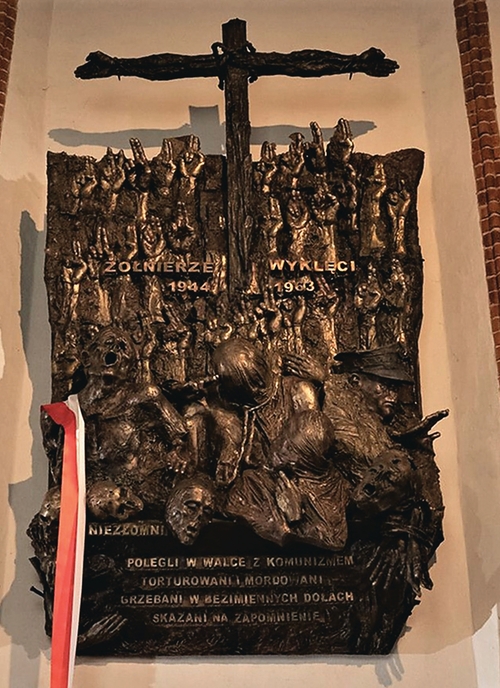 Rzeźba „Epitafium dla Żołnierzy Wyklętych” autorstwa Maksymiliana Biskupskiego. Twórca ofiarę Żołnierzy wyklętych postrzega jako „drugi Katyń”. Odsłonięcie dzieła – Katedra św. Jana, Warszawa, 1 III 2022 r. (fot. Mikołaj Bujak, IPN)