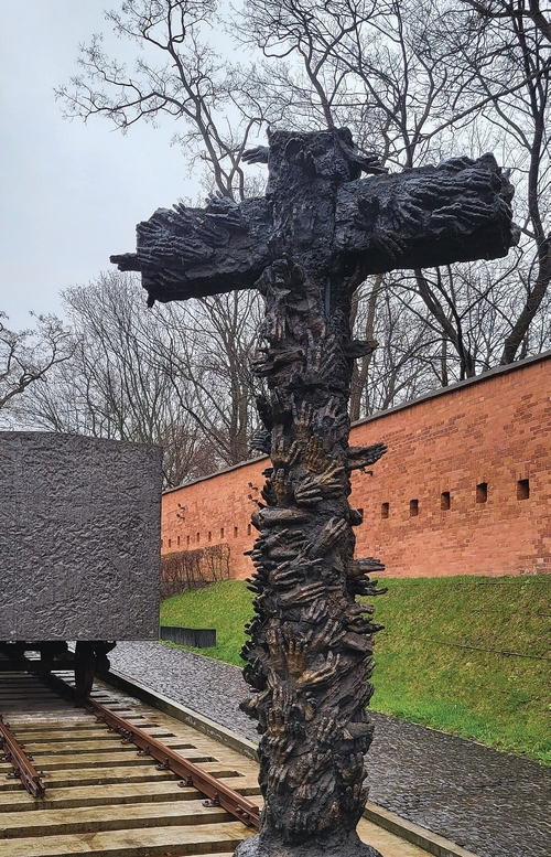 Krzyż Zmartwychwstania Narodu, rzeźba Maksymiliana Biskupskiego, Muzeum Katyńskie w Warszawie (fot. Tomasz Sikorski)