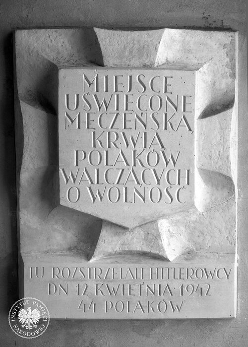 Projekt tablicy ku czci Polaków poległych w czasie wojny, autorstwa Karola Tchorka (fot. z zasobu AIPN)