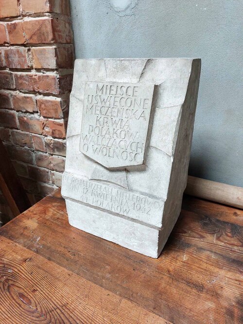 Oryginalny projekt monolitu autorstwa Karola Tchorka znajdujący się w jego pracowni w Warszawie przy  ul. Smolnej 36. (fot. Paweł Zielony, 2025 r.)