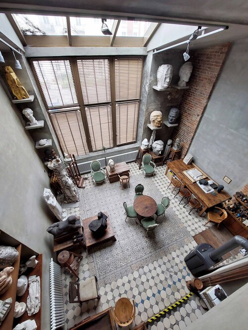 Pracownia Karola Tchorka, w której w latach 1951-1985 artysta tworzył swoje rzeźby. Warszawa, ul. Smolna 36 lok. 11. Od 2022 r. miejscem tym opiekuje się M.st. Warszawa (fot. Paweł Zielony, 2025 r.)