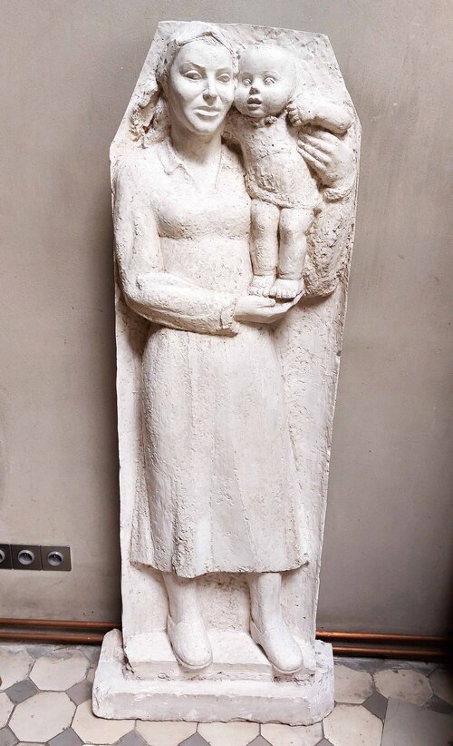 Wstępny projekt płaskorzeźby „Macierzyństwo” znajdujący się w Pracowni Karola Tchorka. Ostateczny efekt prac rzeźbiarza zdobi elewację budynku MDM przy Marszałkowskiej 34/50  w Warszawie (fot. Paweł Zielony, 2025 r.)