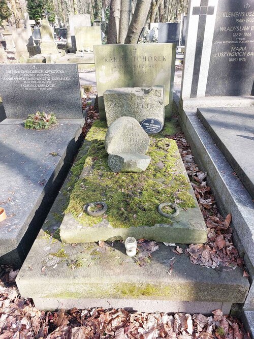 Grób rodzinny Tchorków na Starych Powązkach w Warszawie. W miejscu tym spoczywa Karol Tchorek (1904-1985), jego żona Zofia (1916-2001) oraz syn Olaf (1943-1962), (fot. Paweł Zielony, 2026 r.)