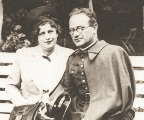 Baruch Steinberg w mundurze majora w towarzystwie kobiety (fot. Wikipedia/domena publiczna/CAW)