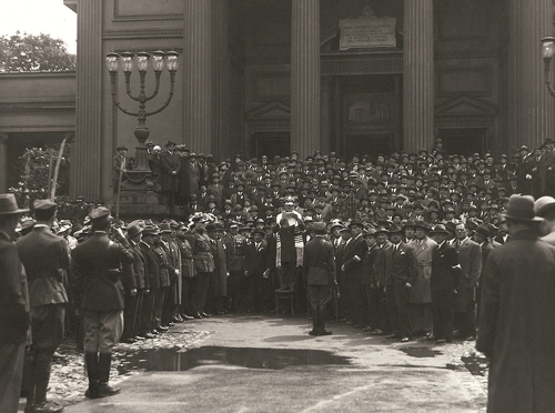 Rabin Baruch Steinberg przemawiający przed Wielką Synagogą na Tłomackiem w czasie apelu poległych zorganizowanego przez Związek Żydów Uczestników Walk o Niepodległość Polski, 1933 r. (fot. Wikipedia)