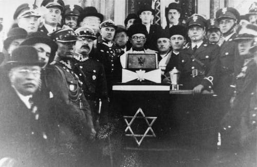 Baruch Steinberg z polskimi oficerami w krakowskiej synagodze w czasie modlitw po śmierci Józefa Piłsudskiego, 1935 r. (fot. Wikipedia)