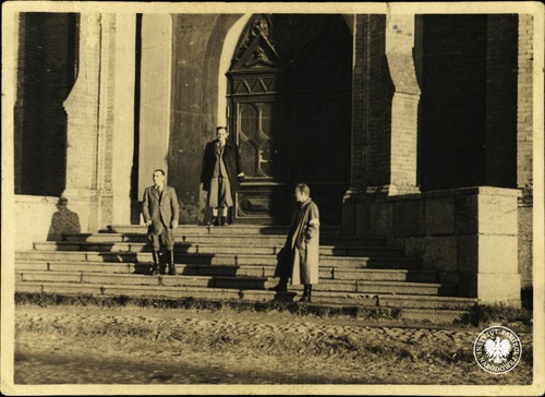 Członkowie Komisji Technicznej PCK w Smoleńsku (popołudnie, prawdopodobnie 28 kwietnia) 1943 r. (fot. z zasobu AIPN)
