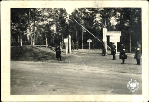 Las katyński, przy wejściu na teren prac ekshumacyjnych oraz tzw. cmentarza PCK, na zdjęciu prawdopodobnie m.in. pracownicy Komisji Technicznej PCK: rtm. Ludwik Rojkiewicz, Gracjan Jaworowski i Adam Godzik (prawdopodobnie 29 kwietnia) 1943 r. (fot. z zasobu AIPN)
