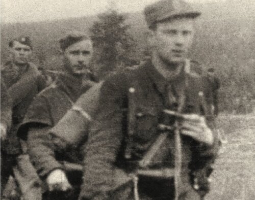 Oddział Harnaś JEDEN z 3 Pułku Strzelców Podhalańskich AK w marszu. Na czele porucznik Henryk Gallas pseudonim Hańcza. W przeciwieństwie do wielu zdjęć z okresu wojny, fotografia najprawdopodobniej nie jest pozowana; widać na niej partyzantów obciążonych pełnym ekwipunkiem, z chlebakami i plecakami (fot. z zasobu IPN)