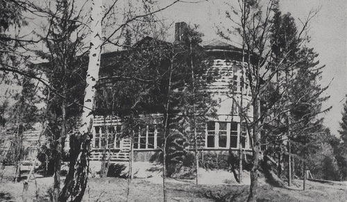 Pałacyk Dnieprzański (willa w Kozich Górach), dom wypoczynkowy dla wyższych rangą urzędników GPU w Lesie Katyńskim nad brzegiem Dniepru, kilkaset metrów od miejsc egzekucji (fot. z zasobu AIPN)