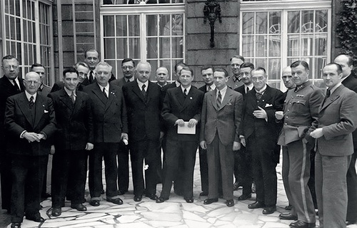 Członkowie Międzynarodowej Komisji Lekarskiej; drugi od lewej François Naville, czwarty Vincenzo Palmieri, ósmy František Hájek, dziewiąty Ferenc Orsós, trzynasty Marko Markow, piętnasty Gerhard Buhtz, 1943 r. (fot. domena publiczna)