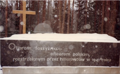 Jeden z kilku powojennych pomników z kłamliwymi napisami, postawionych przez władze sowieckie w Lesie Katyńskim – przedstawiony na fotografii pochodzi z końca lat siedemdziesiątych (fot. z zasobu AIPN)