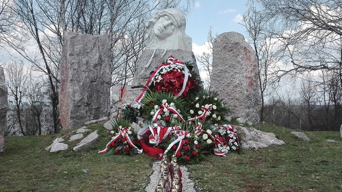 Monument Katyński Sen na Skwerze Ofiar Zbrodni Katyńskiej w Kielcach