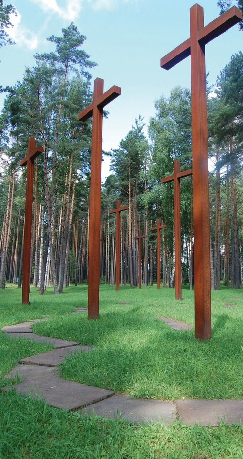Polski Cmentarz Wojenny w Miednoje. Krzyże na zbiorowych mogiłach pomordowanych policjantów