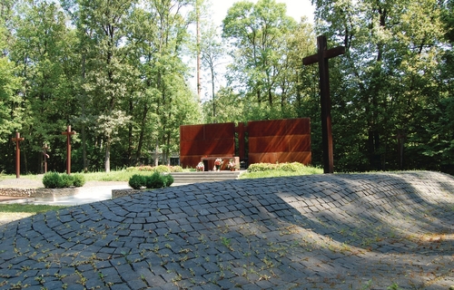 Cmentarz Ofiar Totalitaryzmu w Charkowie-Piatichatkach. Zbiorowa mogiła polskich oficerów oraz ściana ołtarzowa z krzyżem i mensą