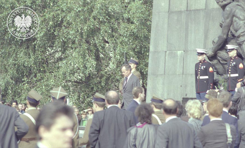 Wiceprezydent USA George H.W. Bush (stoi obok polskiego żołnierza) wraz z dwoma żołnierzami amerykańskimi składa wieniec pod pomnikiem Bohaterów Getta w Warszawie, wrzesień 1987 r. (fot. z zasobu IPN)