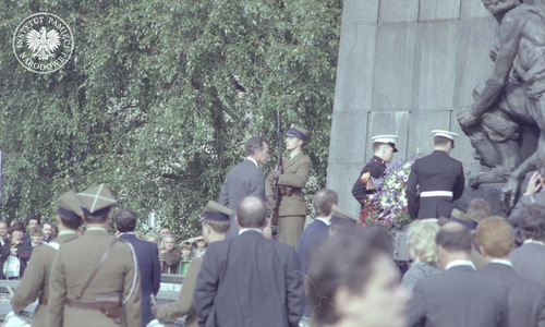 Wiceprezydent USA George H.W. Bush (stoi obok polskiego żołnierza) wraz z dwoma żołnierzami amerykańskimi składa wieniec pod pomnikiem Bohaterów Getta w Warszawie, wrzesień 1987 r. (fot. z zasobu IPN)