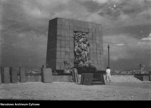 Pomnik Bohaterów Getta w Warszawie, 1948 r. (fot. z zasobu NAC)