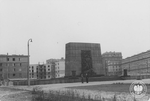 Pomnik Bohaterów Getta w Warszawie. Fot. Julien Bryan, 1958 r. (fot. z zasobu IPN)