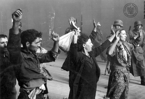 Powstanie w getcie warszawskim. Raport Jürgena Stroopa dla Reichsführera SS Heinricha Himmlera pt. „Es gibt keine jüdischen Wohnbezirk – in Warschau mehr!” („Żydowska dzielnica mieszkaniowa w Warszawie już nie istnieje!”). Pośrodku, w czapce, patrzący w górę, SS-Gruppenfuhrer Jürgen Stroop. Warszawa, kwiecień 1943 r. (fot. z zasobu AIPN)