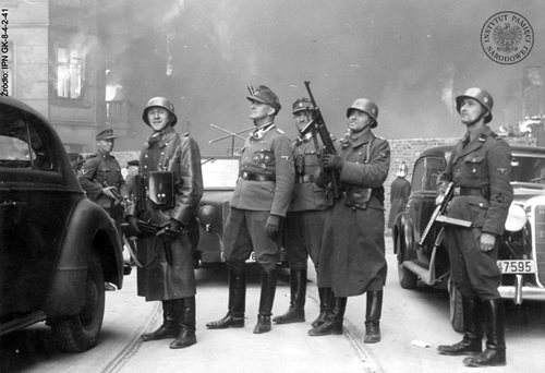 Powstanie w getcie warszawskim. Raport Jürgena Stroopa dla Reichsführera SS Heinricha Himmlera pt. „Es gibt keine jüdischen Wohnbezirk – in Warschau mehr!” („Żydowska dzielnica mieszkaniowa w Warszawie już nie istnieje!”). Pośrodku, w czapce, patrzący w górę, SS-Gruppenfuhrer Jürgen Stroop. Warszawa, kwiecień 1943 r. (fot. z zasobu AIPN)
