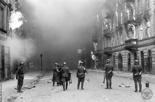 Powstanie w getcie warszawskim. Raport Jürgena Stroopa dla Reichsführera SS Heinricha Himmlera pt. „Es gibt keine jüdischen Wohnbezirk – in Warschau mehr!” („Żydowska dzielnica mieszkaniowa w Warszawie już nie istnieje!”). Pośrodku, w czapce, patrzący w górę, SS-Gruppenfuhrer Jürgen Stroop. Warszawa, kwiecień 1943 r. (fot. z zasobu AIPN)