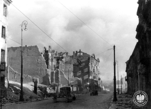 Powstanie w getcie warszawskim. Raport Jürgena Stroopa dla Reichsführera SS Heinricha Himmlera pt. „Es gibt keine jüdischen Wohnbezirk – in Warschau mehr!” („Żydowska dzielnica mieszkaniowa w Warszawie już nie istnieje!”). Pośrodku, w czapce, patrzący w górę, SS-Gruppenfuhrer Jürgen Stroop. Warszawa, kwiecień 1943 r. (fot. z zasobu AIPN)