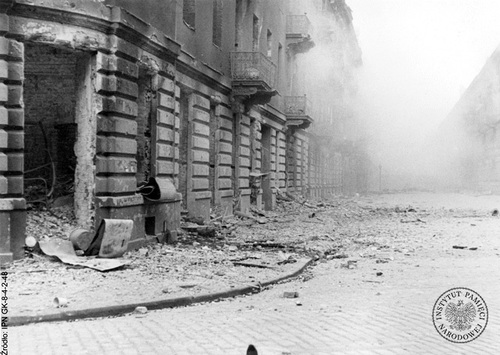 Powstanie w getcie warszawskim. Raport Jürgena Stroopa dla Reichsführera SS Heinricha Himmlera pt. „Es gibt keine jüdischen Wohnbezirk – in Warschau mehr!” („Żydowska dzielnica mieszkaniowa w Warszawie już nie istnieje!”). Pośrodku, w czapce, patrzący w górę, SS-Gruppenfuhrer Jürgen Stroop. Warszawa, kwiecień 1943 r. (fot. z zasobu AIPN)