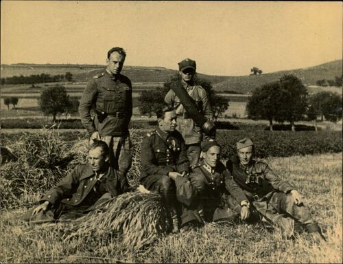 Staż oficerski w 12 pp. Stoi pierwszy od lewej plut. pchor. Julian Aleksandrowicz, siedzi w środku mjr Roman Wart, dowódca III Baonu 12 pp (ok. 1936). Fot. ze zbiorów IPN