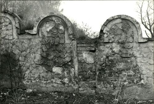 Relikty murów getta w Krakowie. Stok Wzgórza Lasoty w rejonie ul. Limanowskiego, lata 60. XX wieku. Fot. ze zbiorów IPN