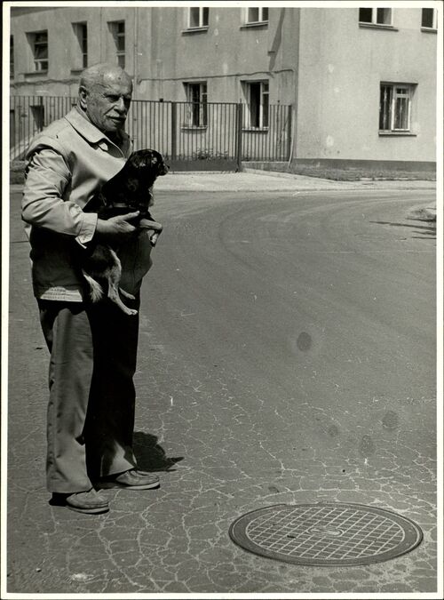 Początek drogi ucieczki Juliana Aleksandrowicza z żoną i synem z getta. Kraków, ul. Krakusa 25. Lata 70.-80. XX wieku. Fot. ze zbiorów IPN